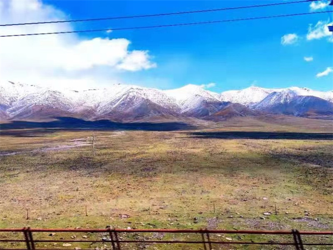 沿途的遠(yuǎn)方，是白皚皚的雪山，亦是一道美麗的風(fēng)景線